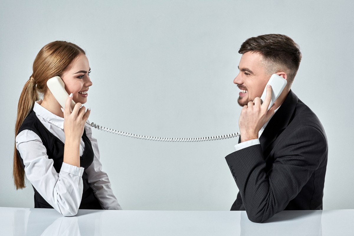 picture of man and woman with telephone at the table