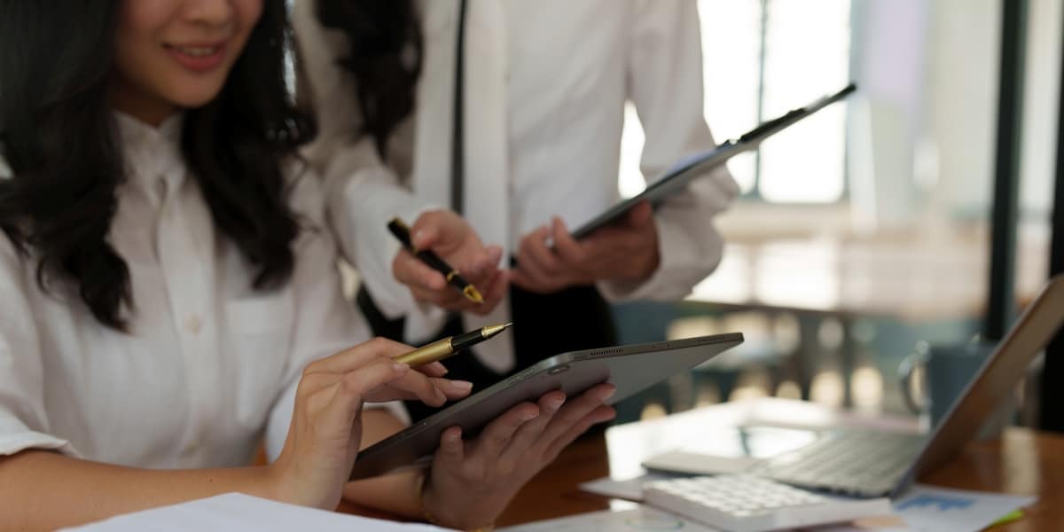 consultants working together