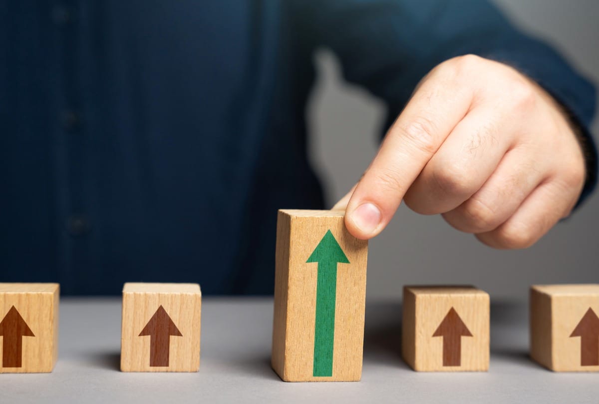 green arrow pointing upwards